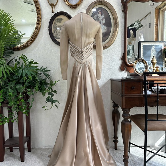 Carolina Herrera Long-Sleeve Cream Evening Gown - Picture 10 of 13